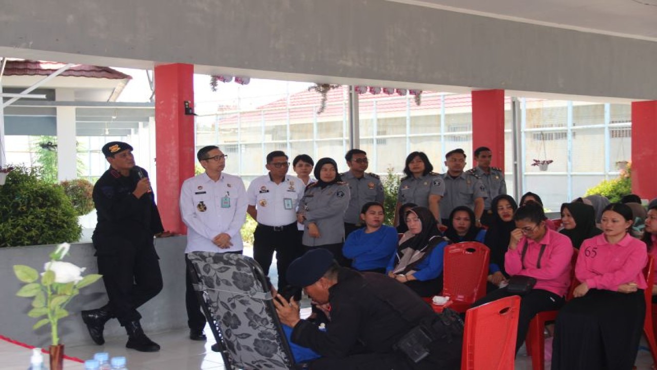 Kakanwil Kemkumham Sulteng Hermansyah Siregar bersama dengan Dansat Brimob Kombes Pol. Mokhamad Alfian Hidayat melihat pelaksanaan hipnoterapi kepada warga binaan di Lapas Perempuan, Kota Palu, Rabu (1/1/2023). (ANTARA/HO-Humas Kemenkumham Sulteng)