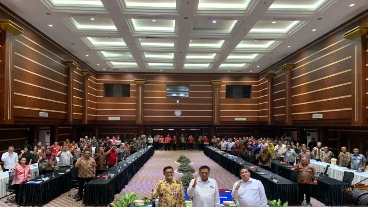 Gubernur Sulut Olly Dondokambey didampingi Wakil Gubernur Sulut Steven Kandouw dan Kepala BI Sulut Andry Prasmuko saat foto bersama dengan peserta rapat TPID HLM, di Manado, Senin (6/11/2023). ANTARA/Nancy L Tigauw.