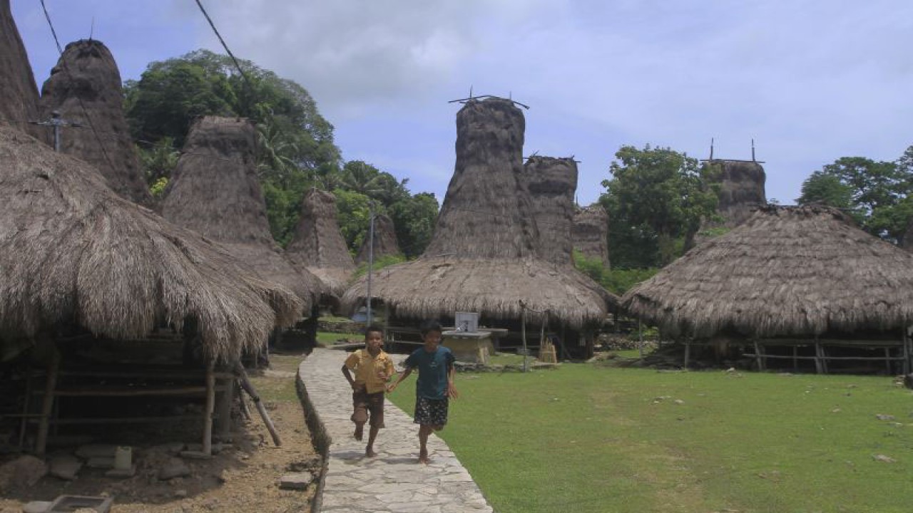Arsip Foto - Anak-anak bermain di kawasan Kampung Adat Moto Dawu, Kecamatan Lamboya Barat, Kabupaten Sumba Barat, Provinsi Nusa Tenggara Timur. (ANTARA FOTO/Kornelis Kaha)