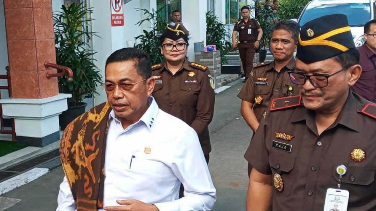 Wakil Jaksa Agung Republik Indonesia Sunarta (kanan) saat berkunjung ke Kantor Kejaksaan Tinggi Provinsi Nusa Tenggara Timur, Jumat. (ANTARA/Benny Jahang)