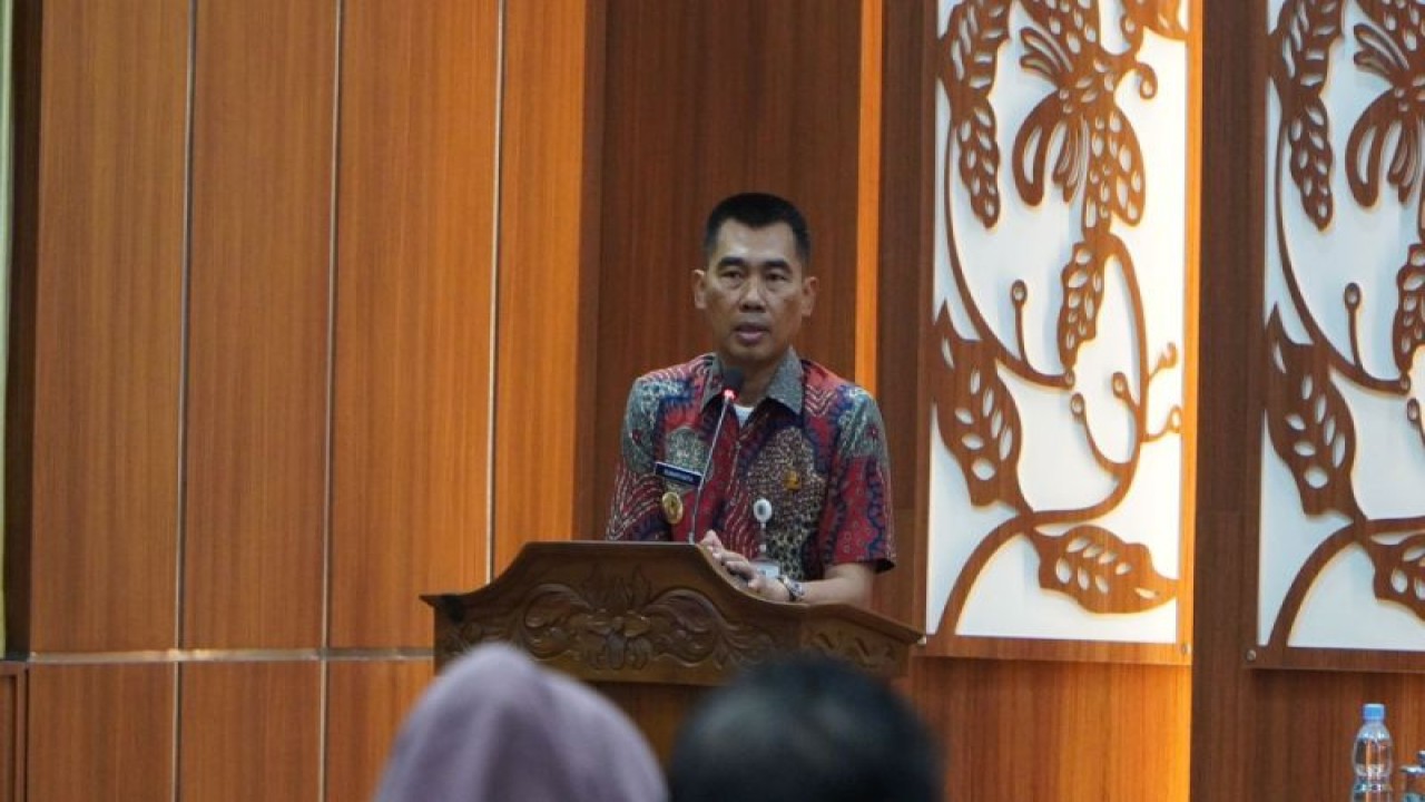 Bupati Gunungkidul Sunaryanta memaparkan potensi wisata yang perlu dikembangkan di wilayah ini. (ANTARA/Sutarmi)