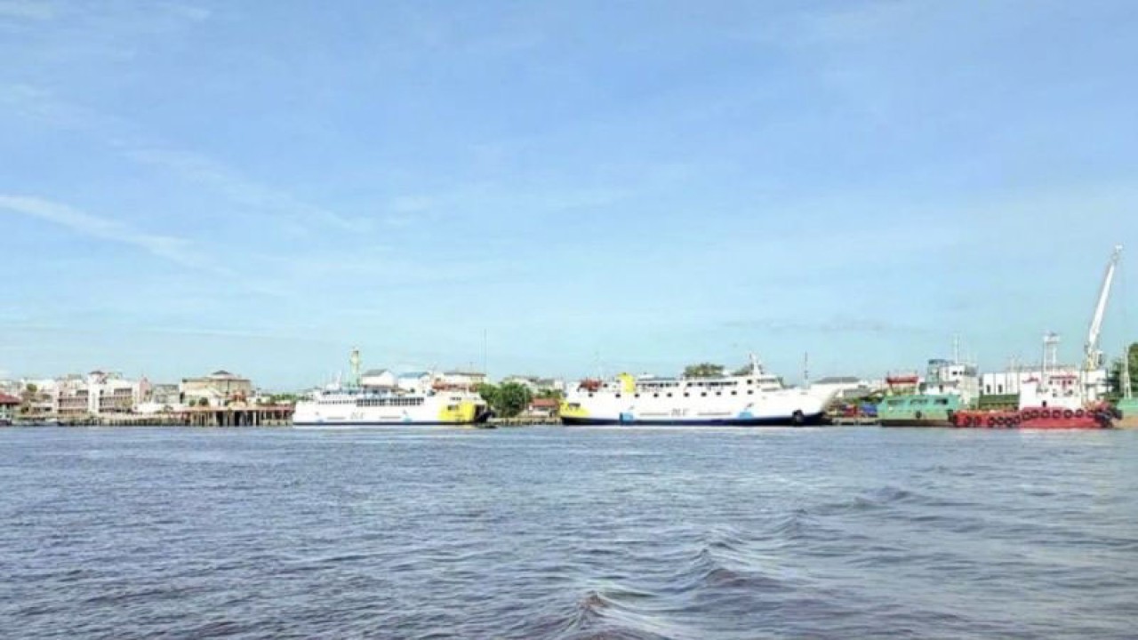 Foto Arsip - Suasana aktivitas pelayaran perairan Sungai Mentaya di kawasan Pelabuhan Sampit. (ANTARA/Norjani)