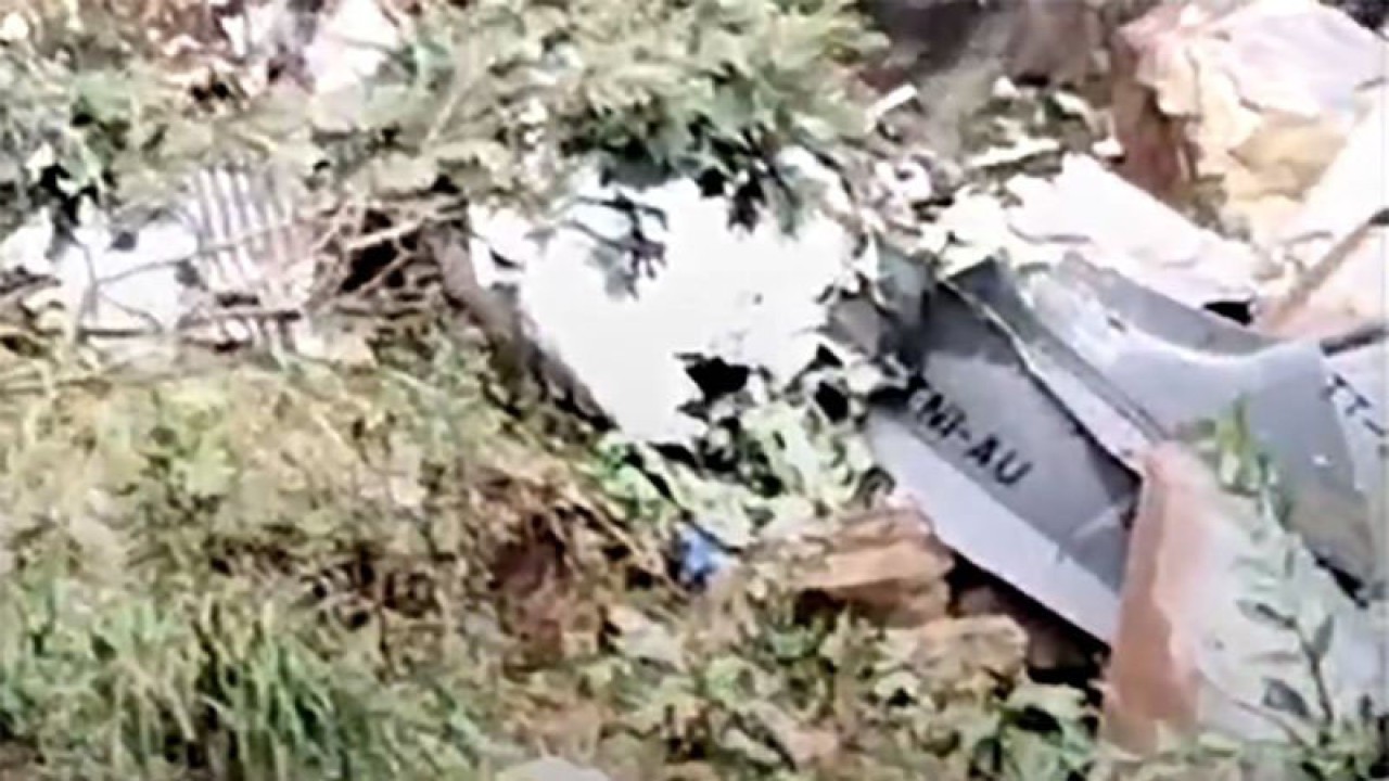 Tangkapan layar - Pesawat tempur Super Tucano milik TNI AU yang jatuh sekitar pukul 11.18 WIB di kawasan Kabupaten Pasuruan, Jawa Timur, Kamis (16/11/2023). ANTARA/Handout video amatir/aa.