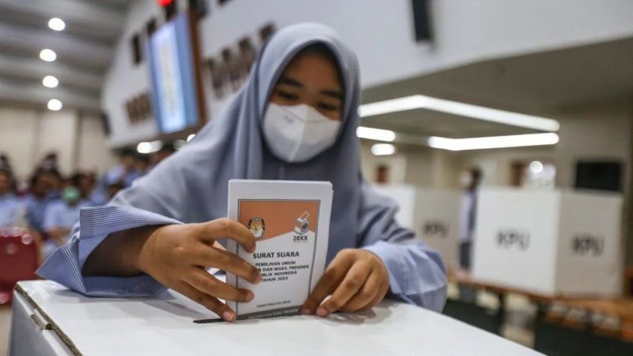Siswa memasukkan surat suara saat mengikuti rangkaian simulasi Pemilihan Umum (Pemilu) 2024 di Gedung KPU, Jakarta, Kamis (23/2/2023). ANTARA FOTO/Asprilla Dwi Adha/rwa/aa.