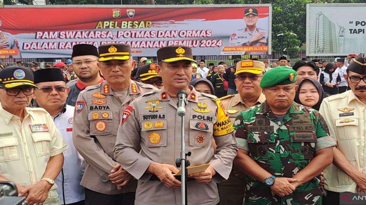 Wakapolda Metro Jaya Brigjen Pol Suyudi Ario Seto dalam apel pengamanan Swakarsa, potensi masyarakat dan organisasi kemasyarakatan 2023 dalam rangka Pengamanan Pemilu 2024 di Lapangan Presisi Direktorat Lalu Lintas (Ditlantas) Polda Metro Jaya, Sabtu (4/11/2023). ANTARA/Risky Syukur