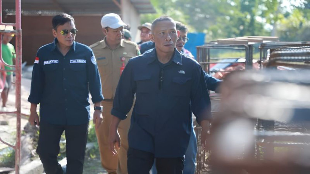 Ilustrasi - Bupati Bulungan (Syarwani) meninjau pembangunan infrastruktur di Bulungan. (ANTARA/HO-Dokpim Bulungan)