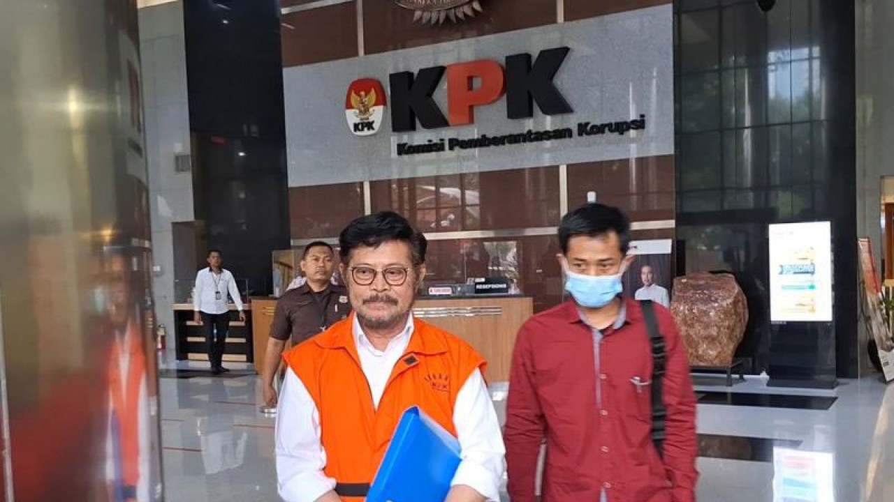 Arsip foto - Mantan Menteri Pertanian Syahrul Yasin Limpo (SYL) dikawal petugas menuju Rutan KPK usai menjalani pemeriksaan di Gedung Merah Putih KPK, Jakarta Selatan, Senin (30/10/2023). ANTARA/Fianda Sjofjan Rassat