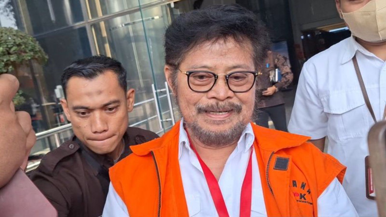 Arsip foto - Mantan Menteri Pertanian Syahrul Yasin Limpo (SYL) dikawal petugas menuju Rutan KPK usai menjalani pemeriksaan di Gedung Merah Putih KPK, Jakarta Selatan, Senin (30/10/2023). ANTARA/Fianda Sjofjan Rassat