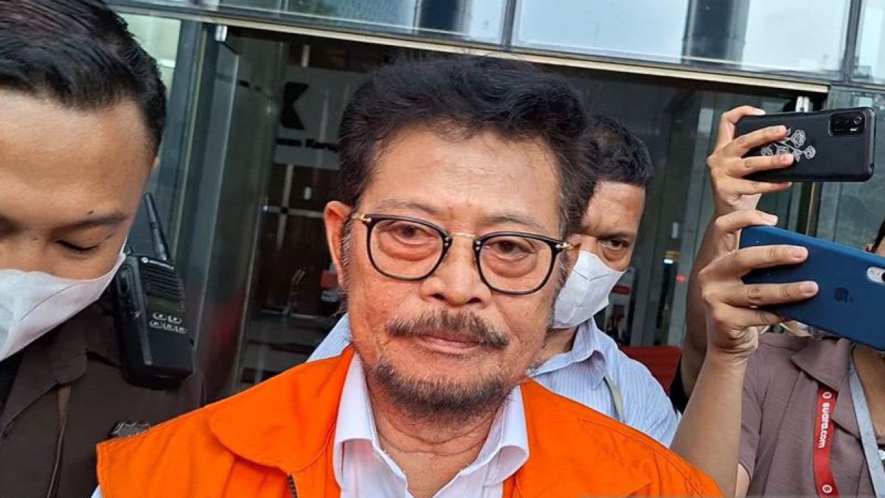 Mantan menteri pertanian Syahrul Yasin Limpo enggan berkomentar soal penetapan Ketua KPK Firli Bahuri sebagai tersangka, usai diperiksa penyidik KPK di Gedung Merah Putih KPK, Jakarta Selatan, Kamis (23/11/2023). ANTARA/Fianda Sjofjan Rassat