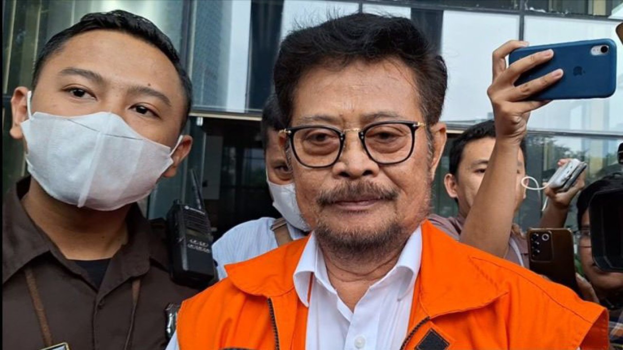 Mantan menteri pertanian Syahrul Yasin Limpo dikawal petugas menuju Rutan KPK usai diperiksa penyidik KPK di Gedung Merah Putih KPK, Jakarta Selatan, Kamis (23/11/2023). ANTARA/Fianda Sjofjan Rassat