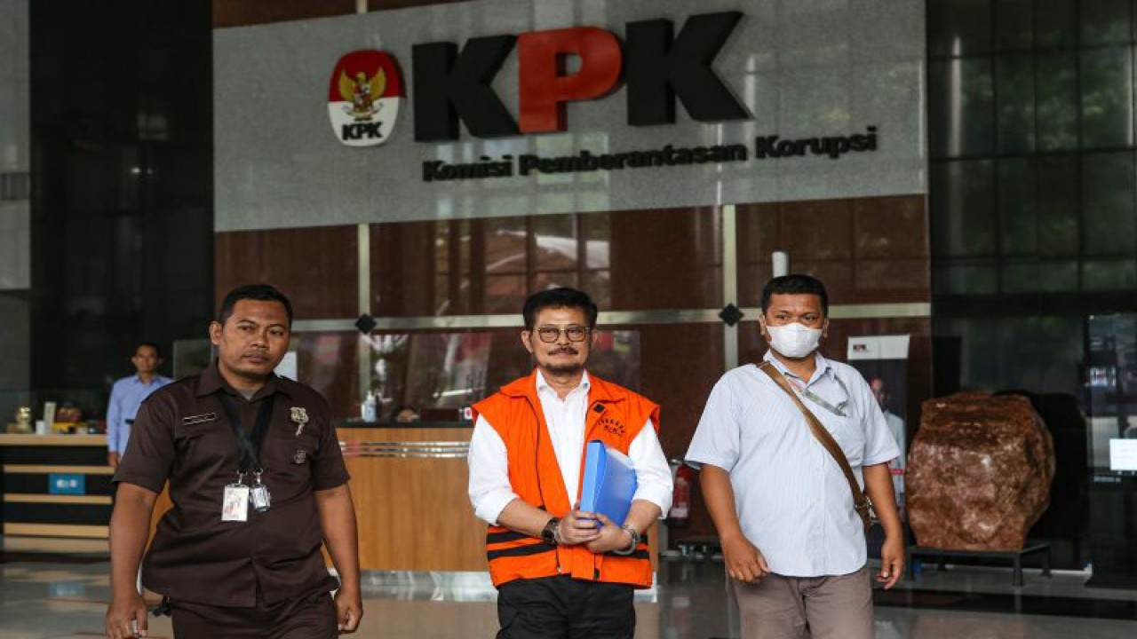 Tersangka kasus dugaan korupsi di Kementerian Pertanian Syahrul Yasin Limpo (tengah) berjalan menuju mobil tahanan usai menjalani pemeriksaan lanjutan di Gedung Merah Putih KPK, Jakarta, Kamis (23/11/2023). Mantan Menteri Pertanian itu menjalani pemeriksaan lanjutan sebagai tersangka terkait kasus dugaan korupsi pemerasan dalam jabatan dan penerimaan gratifikasi di lingkungan Kementerian Pertanian. ANTARA FOTO/Asprilla Dwi Adha/tom.