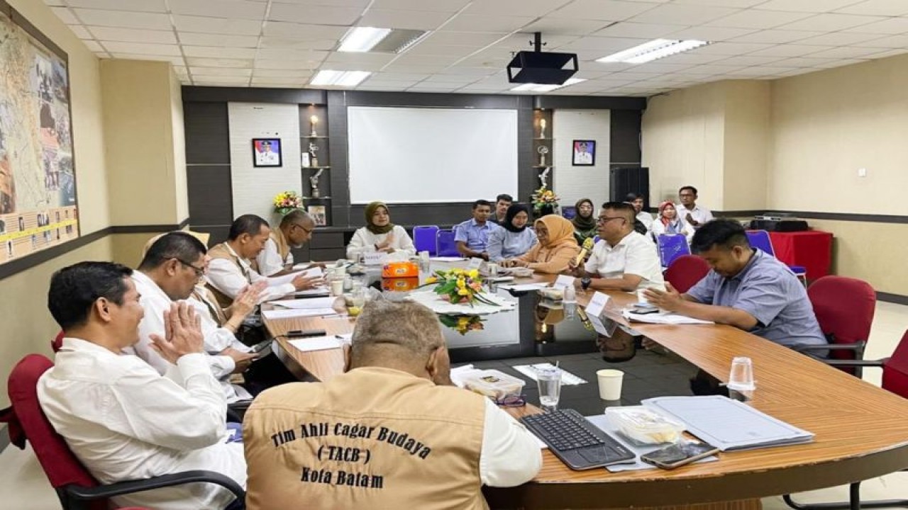 Tim Ahli Cagar Budaya (TACB) Kota Batam, Kepulauan Riau menggelar sidang penetapan lima Objek Diduga Cagar Budaya (ODCB) di Kota Batam. (ANTARA/HO-Disbudpar Batam)