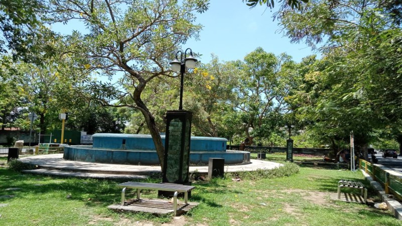 Segera ditata, kondisi Taman Adi Sucipto Pelembak Ampenan, Kota Mataram, Provinsi Nusa Tenggara Barat.. (ANTARA/Nirkomala)