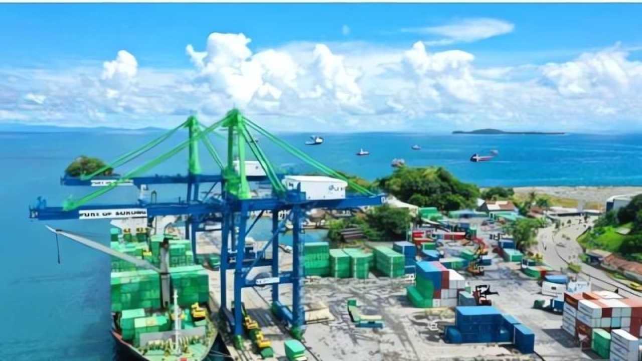 Tampak Pelabuhan Sorong dari udara, Selasa (31/10) (ANTARA/Yuvensius Lasa Banafanu)