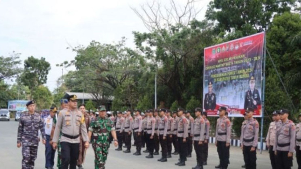 Kapolres Tanah Bumbu Provinsi Kalimantan Selatan, AKBP Tri Hambodo saat apel pasukan menjelang Pemilihan Umum (Pemilu) di Batulicin, Kabupaten Tanah Bumbu, Kalimantan Selatan, Selasa (21/11/2023). ANTARA/Sujud Maryono