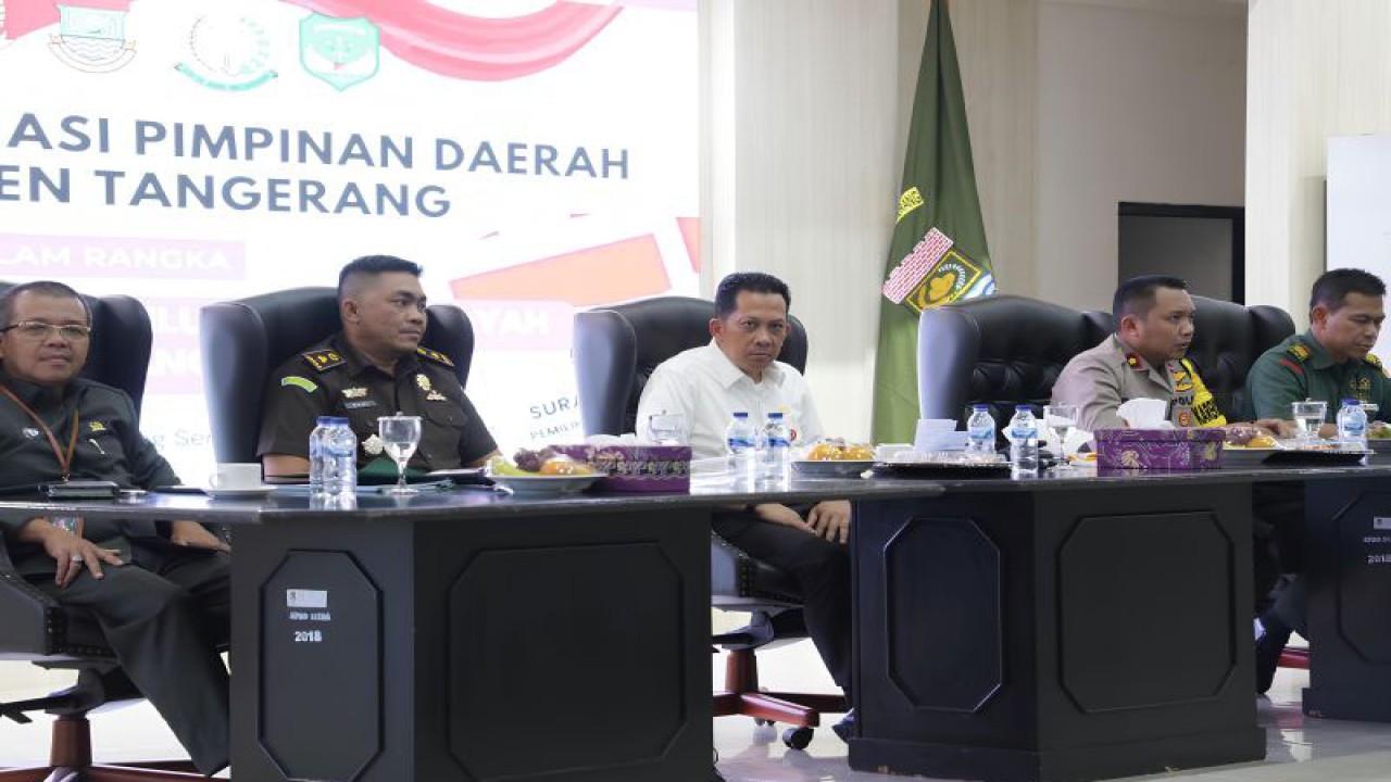 Penjabat (Pj) Bupati Tangerang Andi Ony Prihartono saat memimpin rapat koordinasi persiapan penyelenggaraan Pemilu 2024. (HO/Pemkab Tangerang)