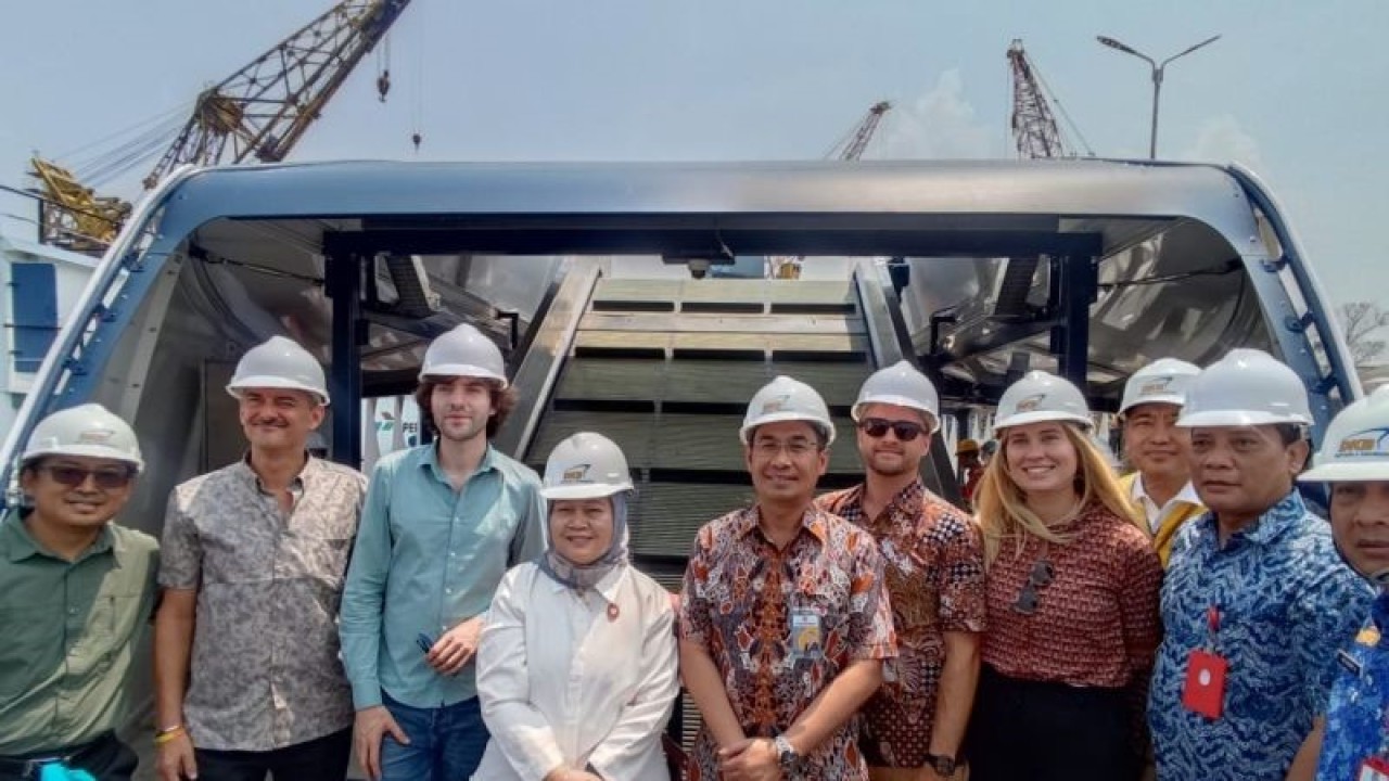 Pemerintah Kabupaten (Pemkab) Tangerang, Provinsi Banten akan menerima bantuan atau hibah satu unit kapal jenis interceptor sebagai penyedot sampah senilai Rp12 miliar dari Band Coldplay (ANTARA/Azmi)