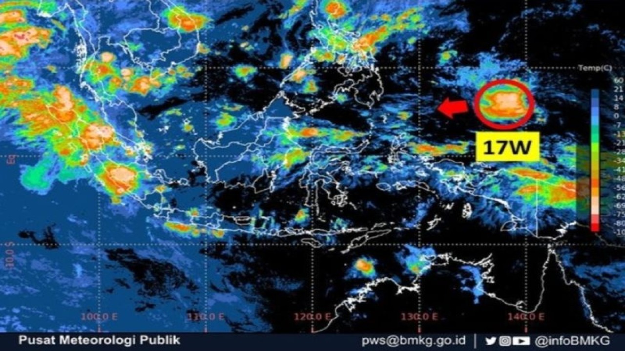 Tangkapan layar citra satelit yang dipublikasikan BMKG mendeteksi bibit siklon tropis 17W, Selasa (14/11/2023). (ANTARA/HO-BMKG)