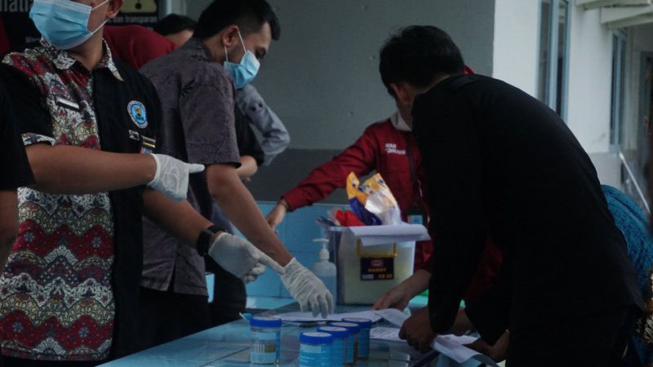 Tim Gabungan Lapas Kelas IIB Tanjungpandan Kabupaten Belitung Provinsi Kepulauan Bangka Belitung mengeledah seluruh blok kamar hunian warga binaan permasyarakatan di Tanjungpandan, Sabtu (11/11/2023) (ANTARA/HO-Kanwil Kemenkumham Babel)