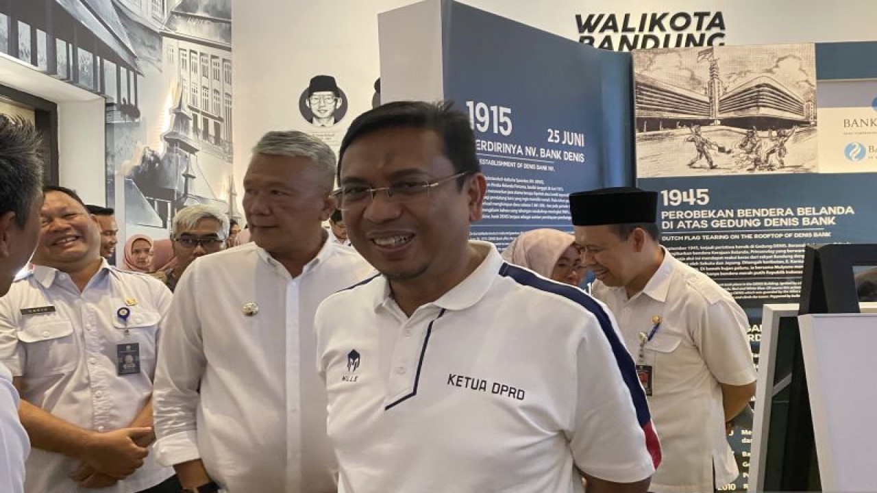 Arsip foto - Ketua Dewan Perwakilan Rakyat Daerah (DPRD) Kota Bandung, Tedy Rusmawan saat memberikan keterangan di Bandung, Senin (25/10/2023). ANTARA/Rubby Jovan.