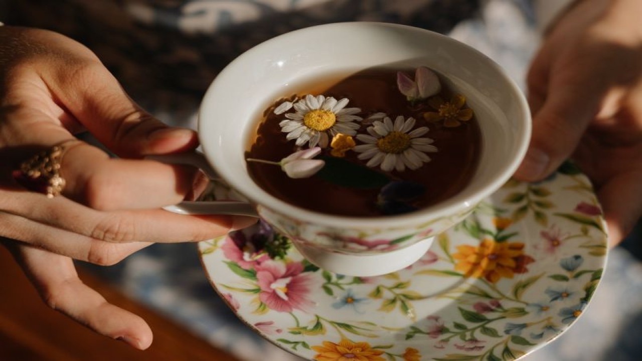 Ilustrasi teh dengan bunga (ANTARA/Pexels/Cottonbro Studio)