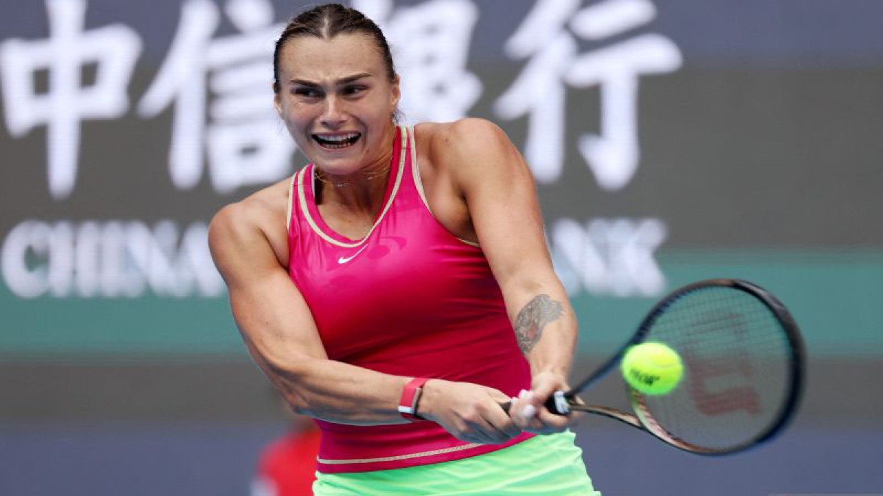 Dokumentasi petenis Belarusia, Aryna Sabalenka, saat mengembalikan bola ke arah lawannya petenis Inggris, Katie Boulter, dalam laga babak 32 besar Turnamen Tenis China Open, di  National Tennis Center, Beijing, China, Selasa (3/10/2023). Sabalenka melangkah ke babak 16 besar setelah menang straight set atas Katie Boulter (7-5 dan 7(7)-6(2)). ANTARA FOTO/Reuters-Florence Lo