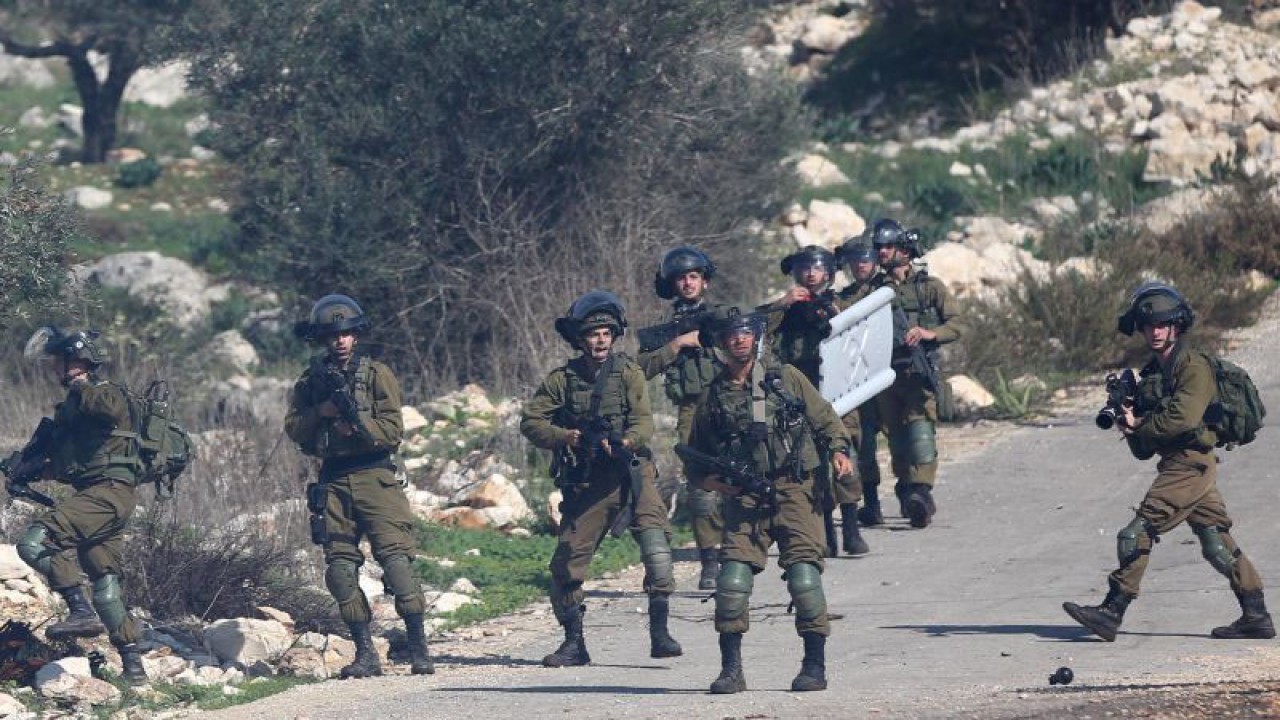 Foto arsip - Tentara Israel bersiaga memegang senjata mereka dalam bentrokan dengan para pengunjuk rasa Palestina menyusul aksi protes menentang ekspansi permukiman Yahudi di Desa Kufr Qadoom di dekat Kota Nablus, Tepi Barat, Jumat (18/12/2020). ANTARA FOTO/Xinhua/Nidal Eshtayeh/pras.