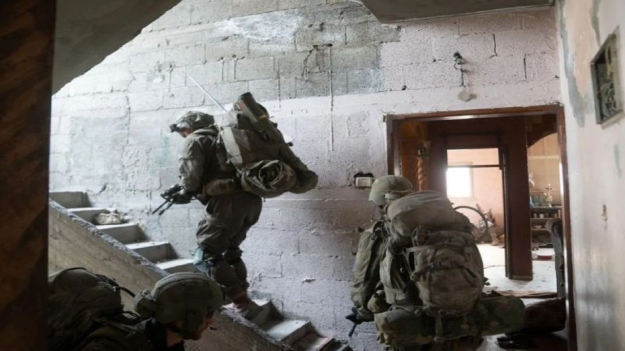 Foto yang dirilis Pasukan Pertahanan Israel (IDF) pada 16 November 2023 ini menunjukkan pasukan Israel melakukan operasi militer di bagian barat Kota Gaza. (IDF/Handout via Xinhua)