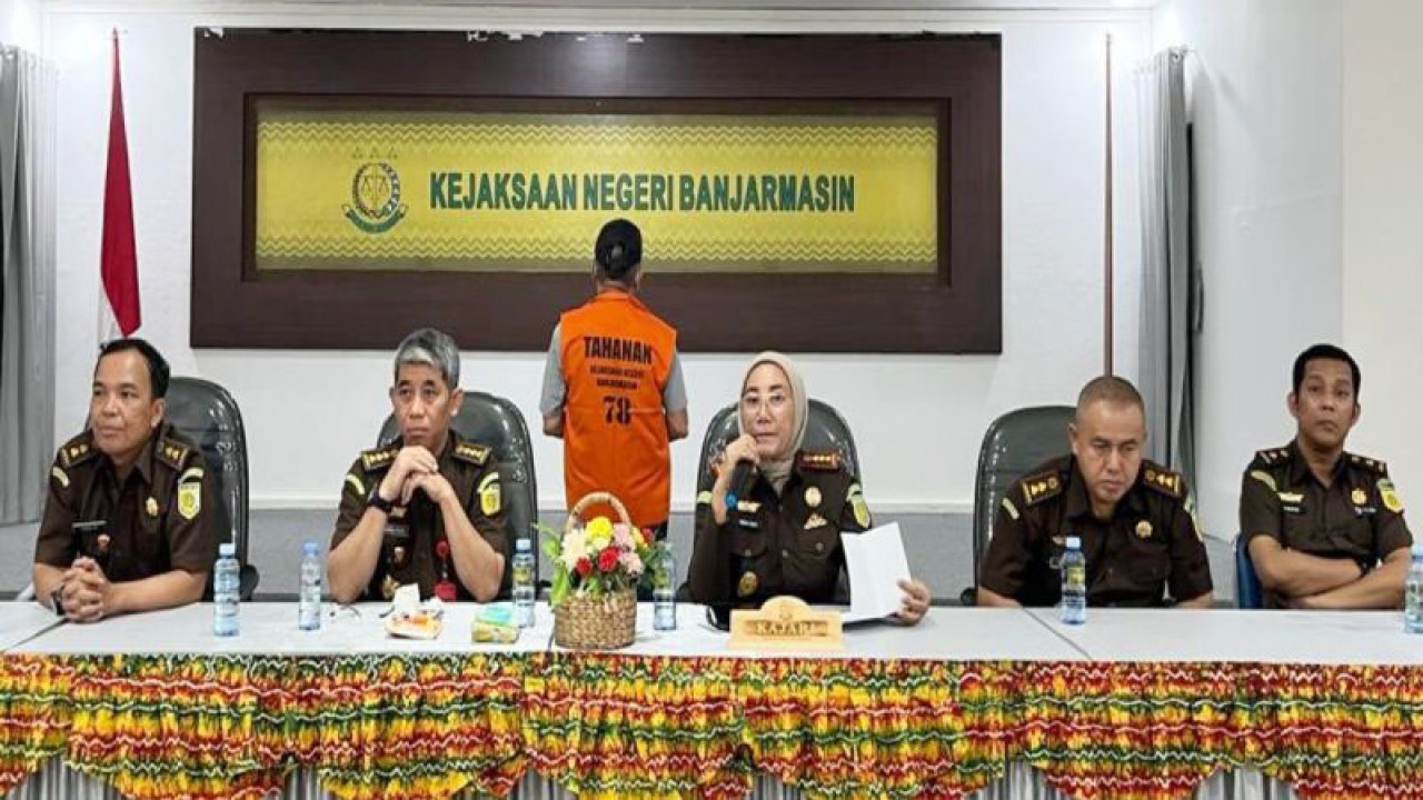 Kajari Banjarmasin Indah Laila saat menyampaikan ke media penerimaan tahap II tersangka Lian Silas selaku ayah dari gembong narkoba Fredy Pratama setelah berkasnya dalam tindak pidana pencucian uang (TPPU) dinyatakan lengkap. (ANTARA/Firman)