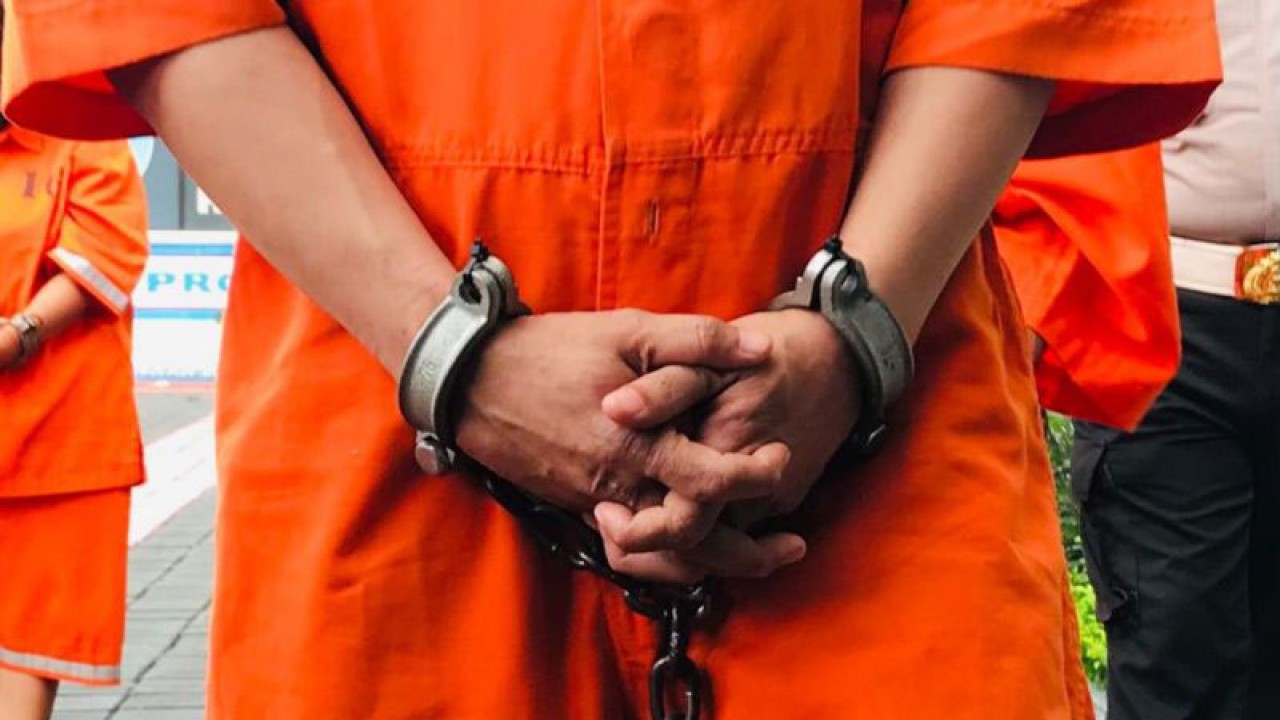 Ilustrasi. Seorang tersangka pelaku tindak pidana kekerasan diborgol oleh Satreskrim Polresta Denpasar beberapa waktu lalu. ANTARA/Rolandus Nampu