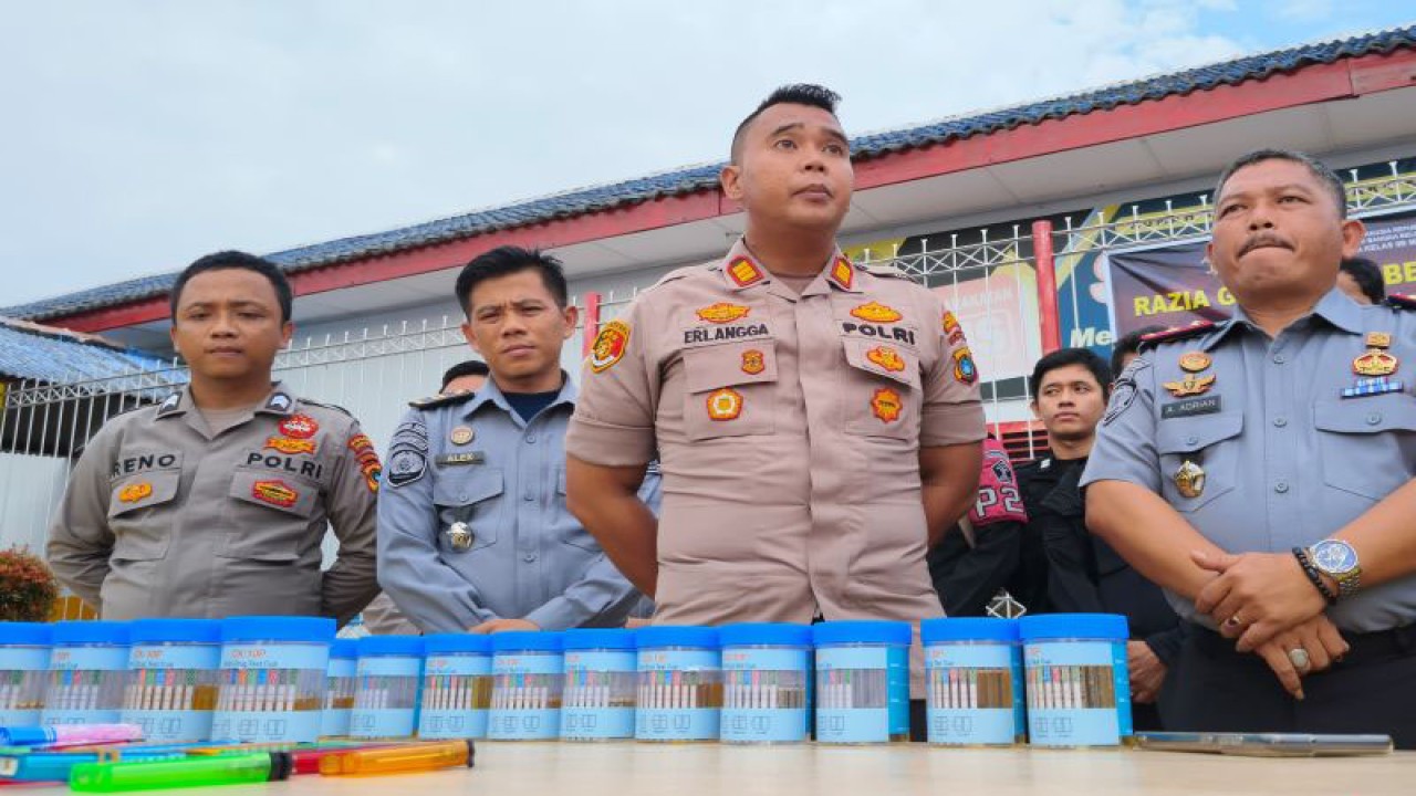 Personel Polres Bangka Barat melakukan tes urine kepada warga binaan di Rutan Kelas IIB Mentok. (ANTARA/HO-Humas Polres Bangka Barat)