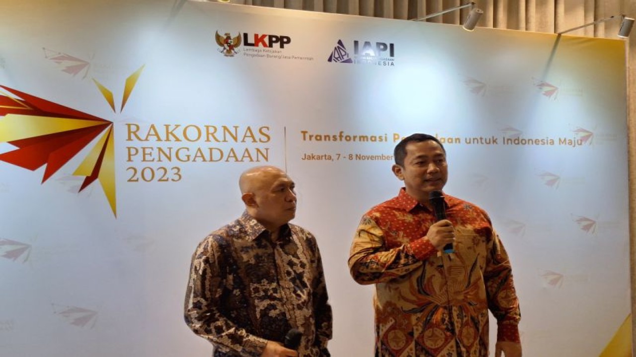 Menkop UKM Teten Masduki (kiri) dan Kepala LKPP Hendrar Prihadi (kanan) dalam konferensi pers di Jakarta, Selasa (7/11/2023) (ANTARA/Bayu Saputra)
