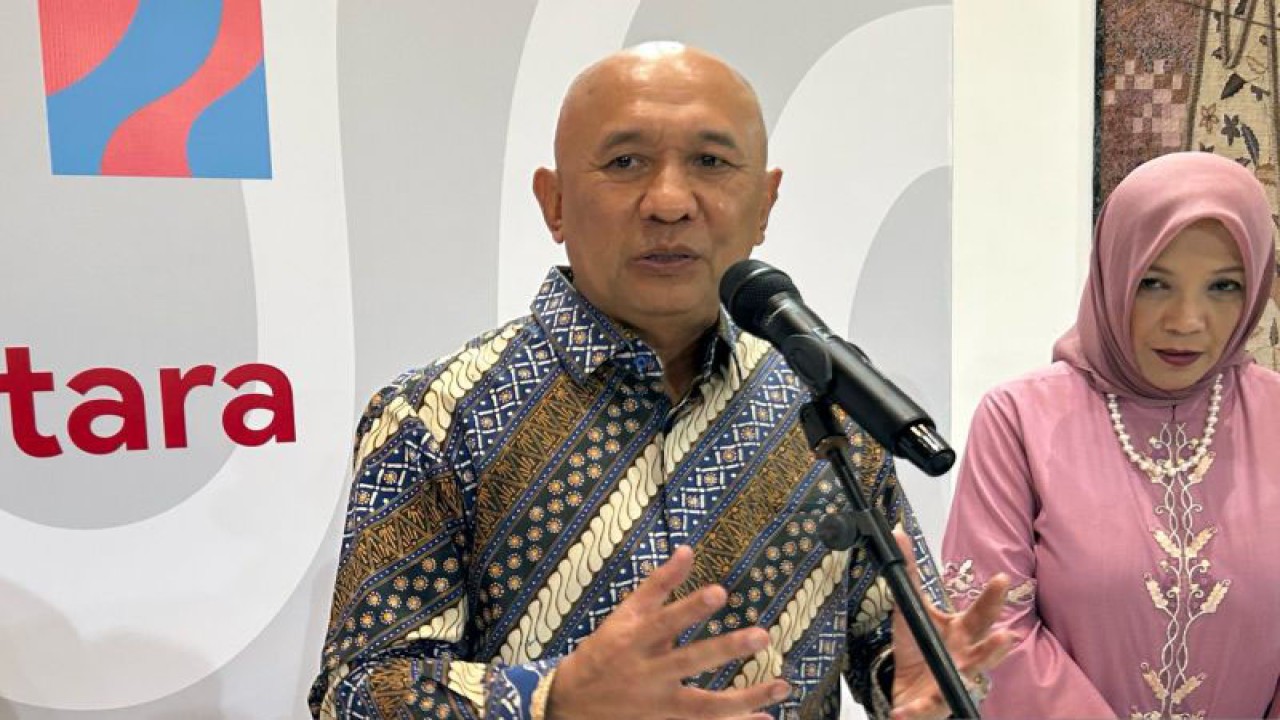 Menteri Koperasi dan UKM (Menkop UKM) Teten Masduki ditemui saat pembukaan pameran wastra Cerita Nusantara di Jakarta Convention Center, Jakarta, Selasa (28/11/2023). ANTARA/Maria Cicilia Galuh