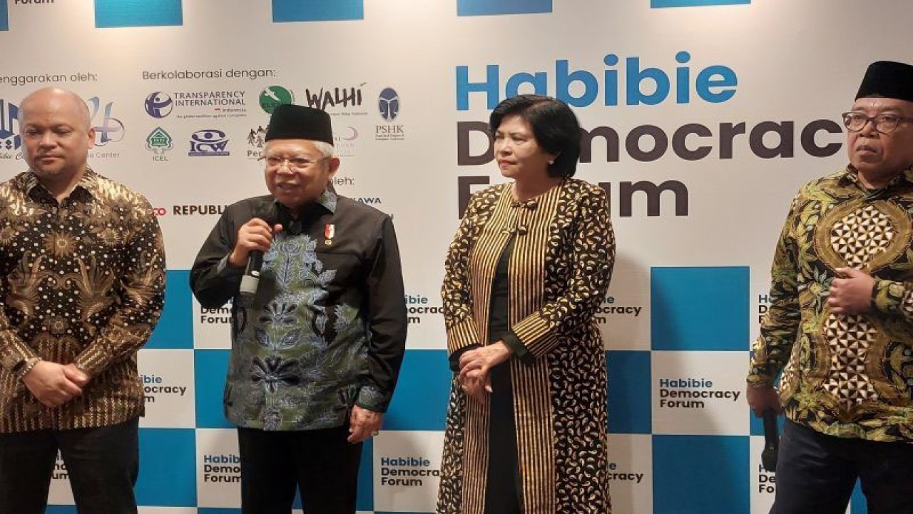 Ketua Dewan Pembina The Habibie Center, Ilham Akbar Habibie (kiri), dan Wakil Presiden Ma'ruf Amin (dua kiri) saat menyampaikan keterangan pers di Jakarta Pusat, Jakarta, Rabu (15/11/2023). (ANTARA/Rina Nur Anggraini)