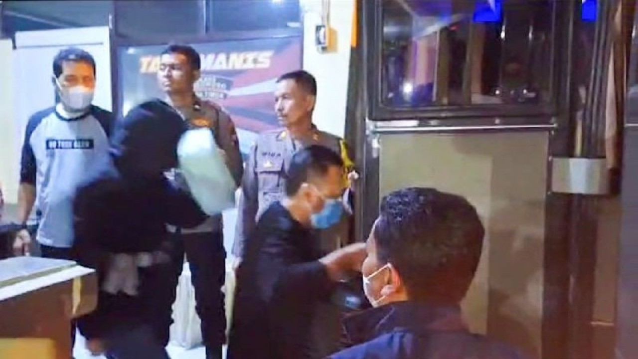 Penyelenggara negara yang terjaring OTT KPK di Kabupaten Bondowoso, Jawa Timur, berjalan menuju bus untuk dibawa ke Jakarta, Kamis (16/11/2023). (ANTARA/Novi Husdinariyanto)