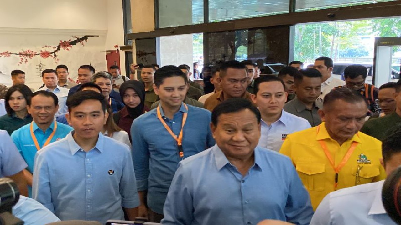 Calon presiden dan calon wakil presiden nomor urut dua, Prabowo Subianto dan Gibran Rakabuming Raka tiba di acara Rapat Koordinasi Nasional (Rakornas) Sentra Penegakan Hukum Terpadu (Gakkumdu) yang digelar oleh Badan Pengawas Pemilihan Umum (Bawaslu) di Jakarta, Senin (27/11/2023). (Antara/Fath Putra Mulya)
