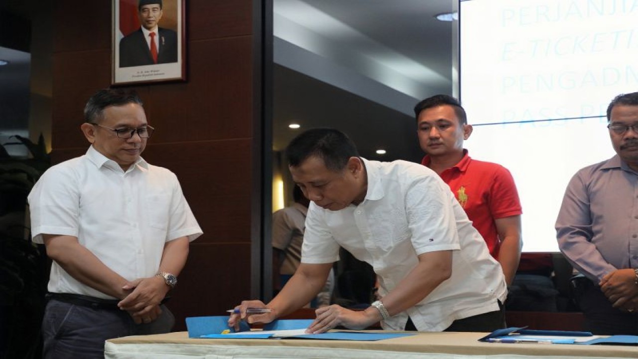 penandatanganan perjanjian pelayanan tiket online dan tata cara pengadministrasian layanan pas penumpang domestik antara BP Batam dengan 18 pimpinan perusahaan operator kapal domestik. (ANTARA/HO-Humas BP Batam)