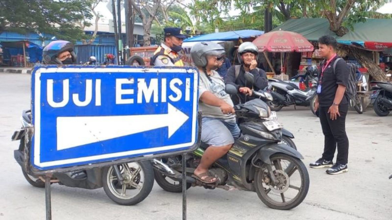 Sejumlah motor mengantre untuk uji emisi di Jakarta, Rabu (1/11/2023). Tilang uji emisi dilaksanakan kembali pada 1 November 2023 oleh Dinas Lingkungan Hidup, Direktorat Lalu Lintas, Polda Metro Jaya, dan Dinas Perhubungan sebagai upaya mengatasi polusi di ibu kota. (ANTARA/Lifia Mawaddah Putri)