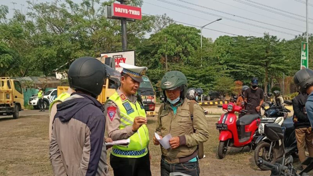 Tilang uji emisi di Jalan Joglo Raya, Joglo, Kembangan, Jakarta Barat, Kamis (2/10/2023). ANTARA/Risky Syukur