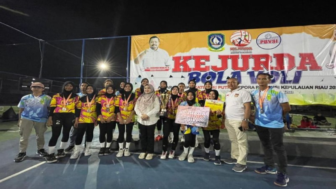 Tim bola voli putri saat berfoto bersama Kadisporan Natuna. (ANTARA/HO-warga Natuna)