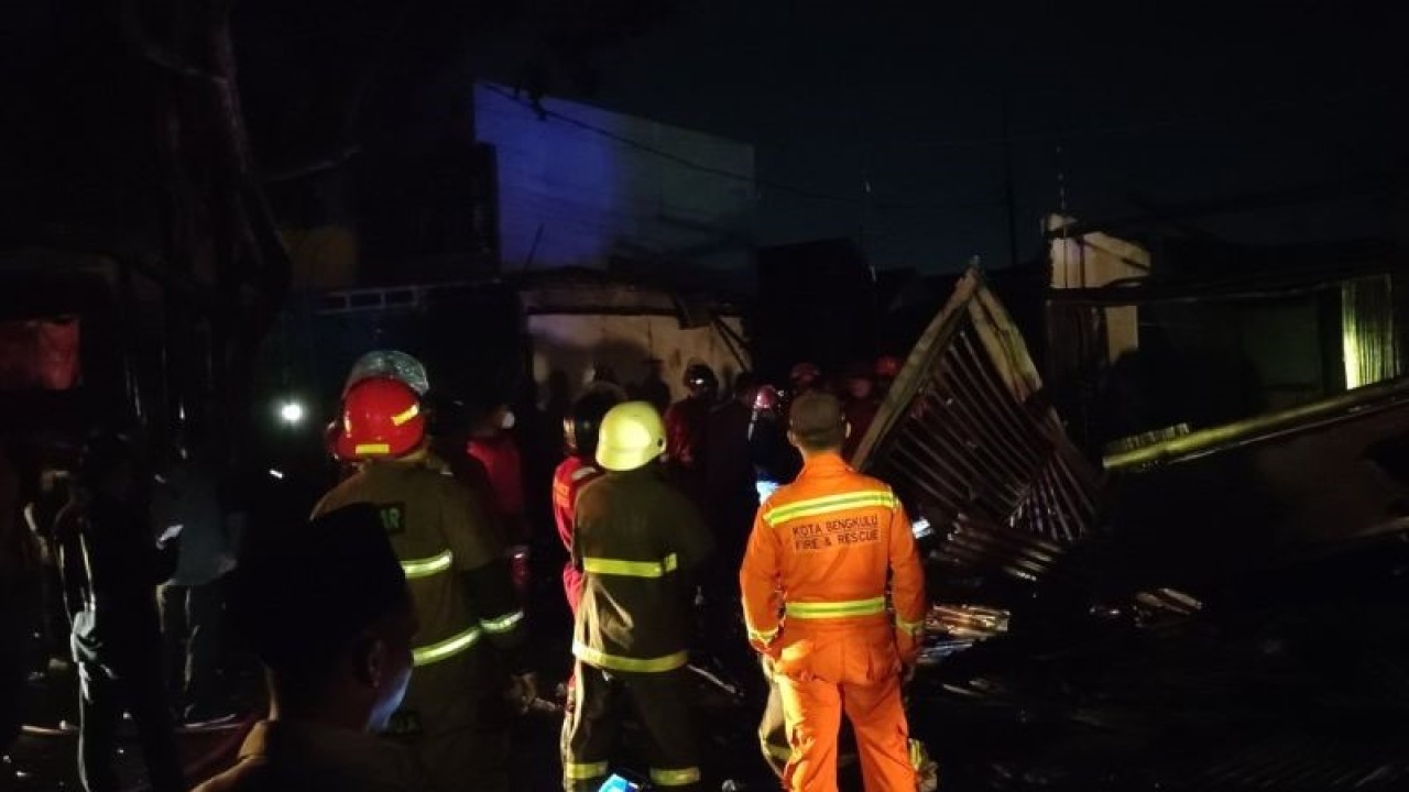 Tim Pemadam Kebakaran usai memastikan tidak ada api yang tersisa di lokasi. ANTARA/Anggi Mayasari