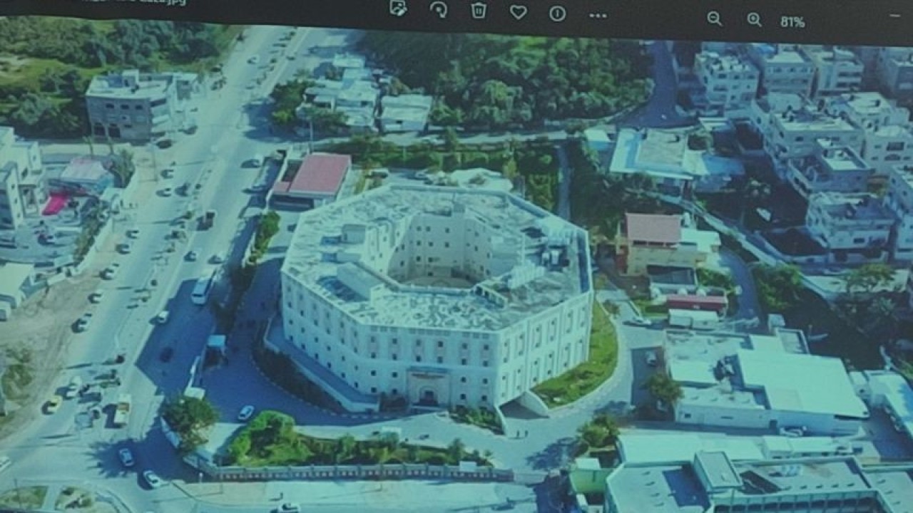 Foto Rumah Sakit Indonesia di Gaza Palestina yang dituduh memiliki terowongan untuk tujuan tertentu, ditunjukkan kepada wartawan saat konferensi pers di kantor pusat Medical Emergency Rescue Committe (MER-C) Indonesia di Jakarta, Senin (6/11/2023) (ANTARA/M Riezko Bima Elko P)