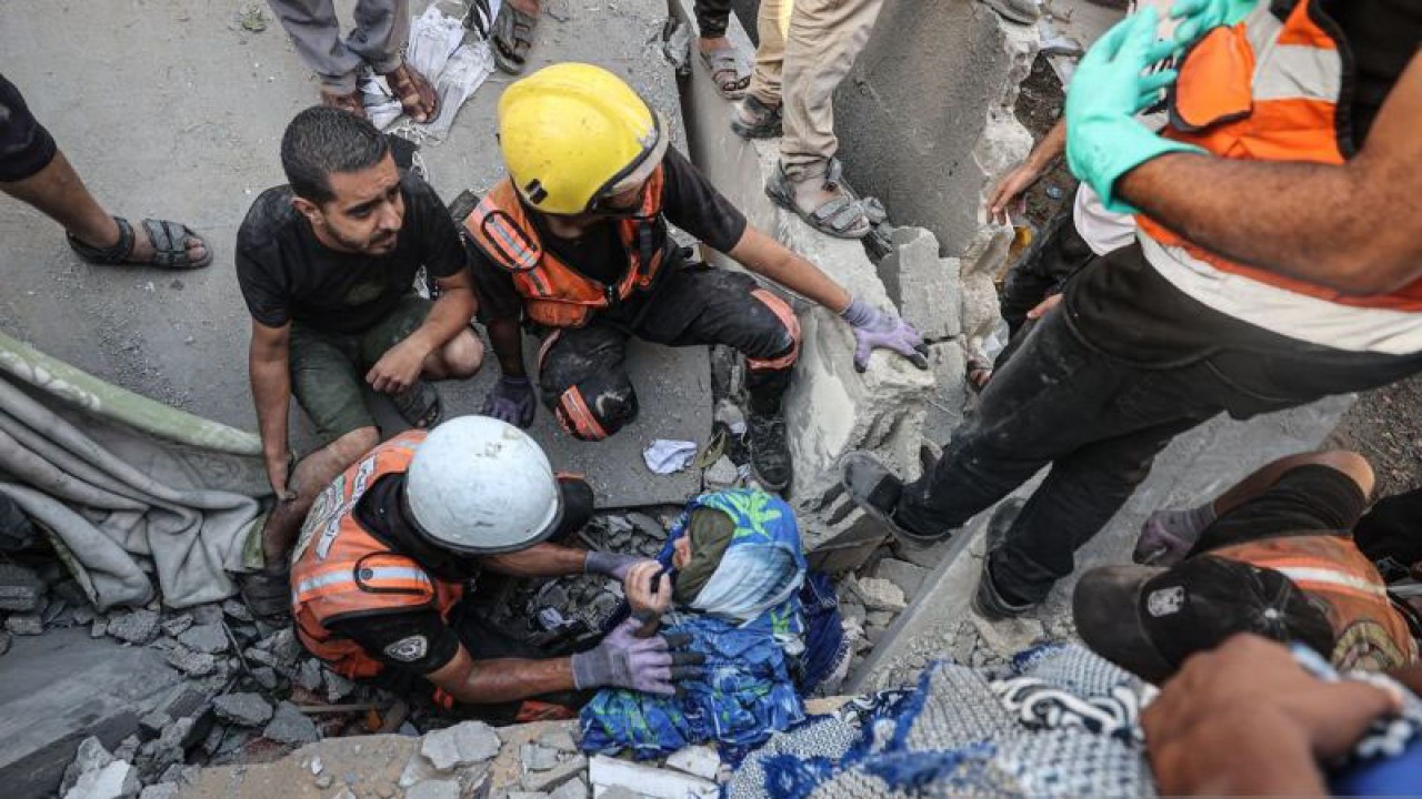 Tim penyelamat berupaya menyelamatkan seorang wanita dari bawah reruntuhan apartemen keluarga en-Neccar yang rusak akibat serangan Israel di Khan Yunis, Gaza (4/11/2023). Militer Israel telah menyerang Gaza dari udara, melakukan pengepungan, dan melancarkan serangan darat, sehingga menimbulkan kekhawatiran global terhadap kondisi kemanusiaan di wilayah tersebut. ANTARA FOTO/Mustafa Hassona/Anadolu via Reuters/tom.