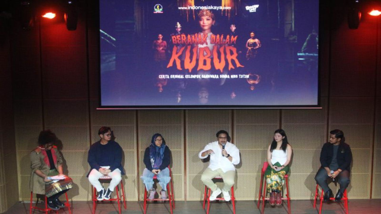 Tim produksi dan para pemain serial musikal "Beranak dalam Kubur" kolaborasi Indonesia Kaya, BOOW Live, dan Kelompok Sandiwara Sunda Miss Tjitjih saat sesi pemutaran perdana di Galeri Indonesia Kaya, Jakarta, Kamis (2/11). (ANTARA/Ahmad Faishal)