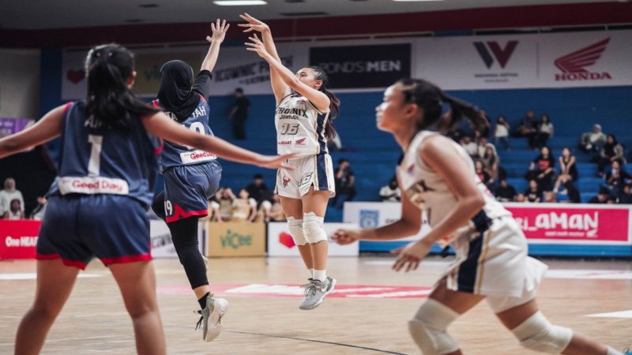 Tim Putri SMA Jubilee Jakarta disarankan untuk menikmati pertandingan oleh sang pelatih. ANTARA/HO-DBL