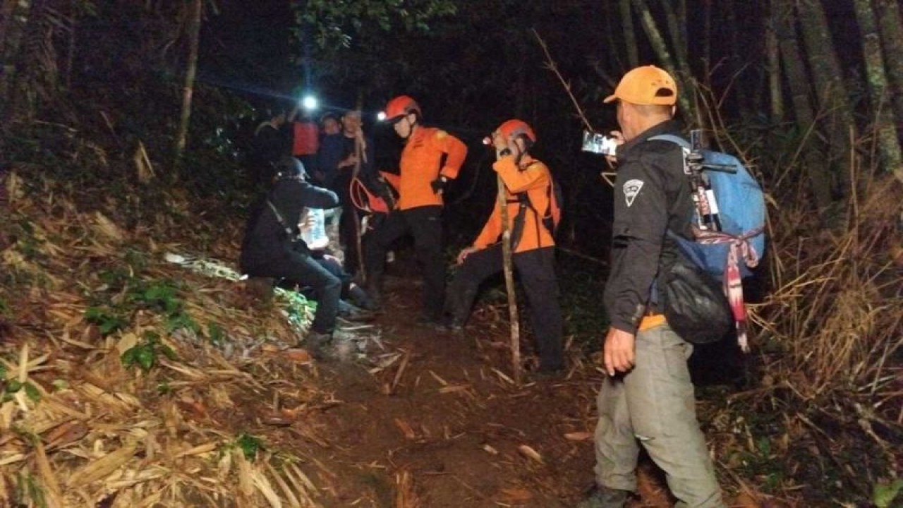 Tim SAR melakukan evakuasi pendaki Gunung Tampusu di Tomohon, Sulawesi Utara yang mengalami cedera kaki, Minggu (26/11/2003). ANTARA/HO-Humas Basarnas Manado