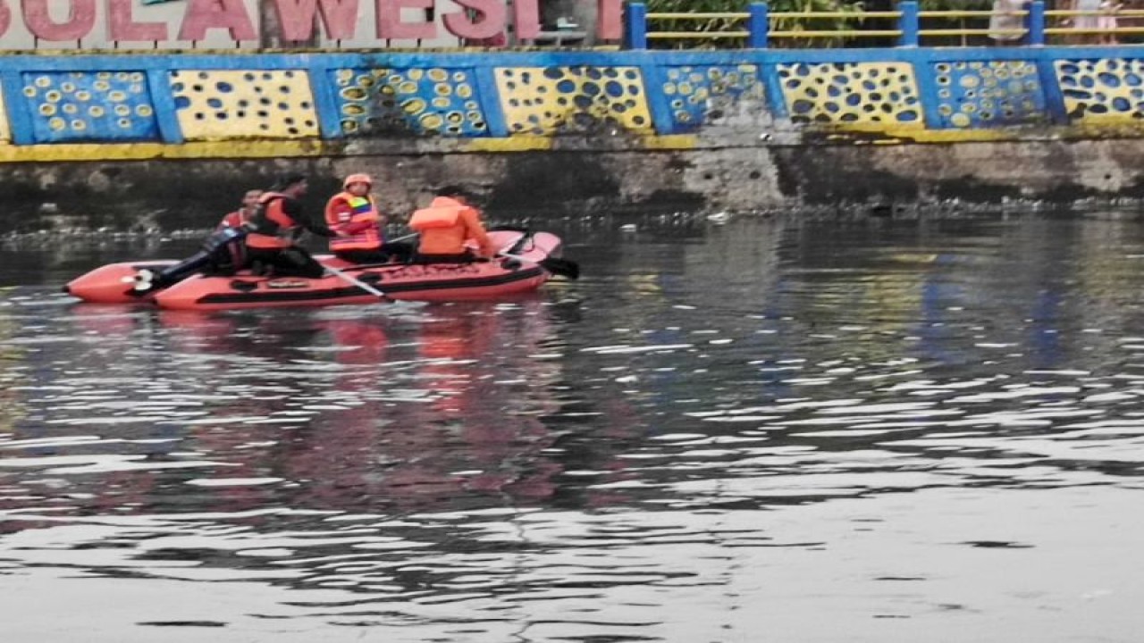 Tim SAR saat melakukan pencarian di Sungai Sario pada Senin (20/11). ANTARA/HO-Humas Basarnas Manado (1)