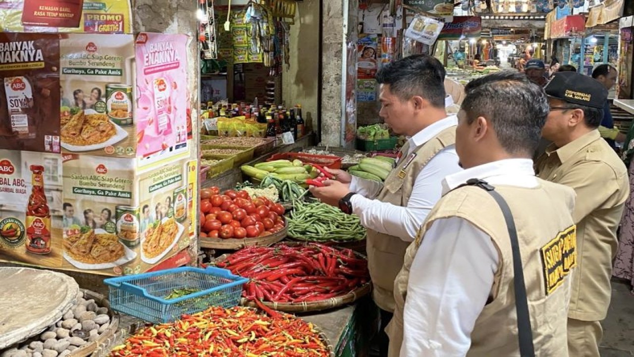 Tim Satgas Pangan Polres Malang pada saat melakukan pemantauan ketersediaan dan harga bahan pokok penting di salah satu pasar rakyat yang ada di wilayah Kabupaten Malang, Jawa Timur. ANTARA/HO-Humas Polres Malang.