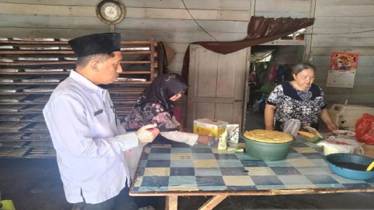 Tim sertifikasi halal Kementerian Agama (Kemenag) melakukan monitoring pada usaha Sarah Bakery yang beralamat di Kelurahan Mongkonai, Kotamobagu, Selasa (14/11/2023). ANTARA/Nancy L Tigauw.