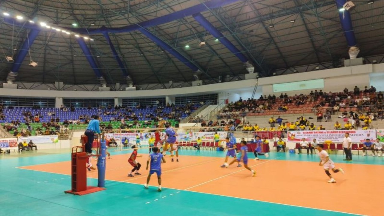 Tim voli putra Riau menang setelah mencetak skor 15:10 dalam set kelima pertandingan. ANTARA/HO-Humas Pemprov Riau.